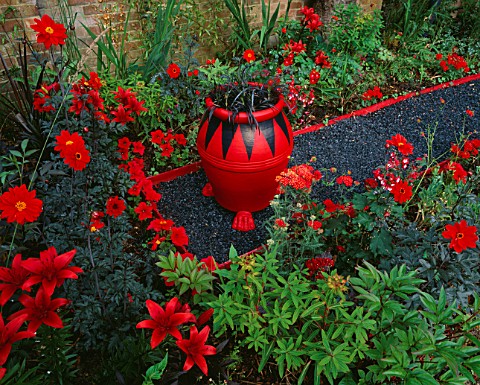 THE_RED_GARDEN_WITH_BLACK_GRAVEL__RED_AND_BLACK_POT_WITH_OPHIOPOGON_PLANISCAPUS_NIGRESCENS__RED_LILI