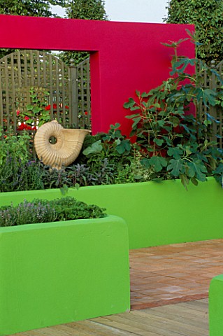 THE_SPECSAVERS_GARDEN_CONCRETE_RENDERED_WALLS_PAINTED_LIME_GREEN_AND_RED_DESIGNERS_NAILA_GREEN_AND_L