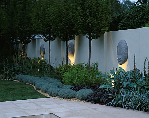 THE_SANCTUARY_GARDEN__CHELSEA_2002__LIT_UP_AT_NIGHT_DESIGNER_STEPHEN_WOODHAMSWALL_WITH__5_FACE_SCULP