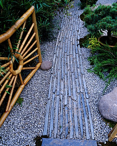 SPIDERS_WEB_BAMBOO_GATE_AND_PATH_OF_GRAVEL_AND_STONE_WORLD_OF_KOI_GARDEN__CHELSEA_2002