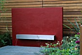 SMALL TOWN GARDEN WITH RED WALL AND WATER FEATURE.CHELSEA 2002/WYNNIAT-HUSEY CLARKE