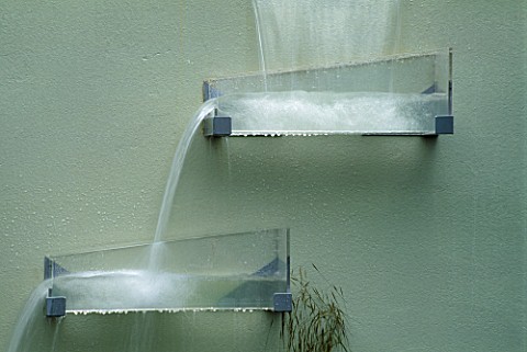 WATER_CASCADE_FROM_ONE_LEVEL_TO_THE_NEXT_ON_A_CONCRETE_WALL_CHELSEA_2002_ACCENTURE_GARDEN