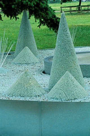 GLASS_CONES_AND_RODS_BY_STEPHEN_WOODHAMS_AT_WESTONBIRT_FESTIVAL_OF_GARDENS__2002