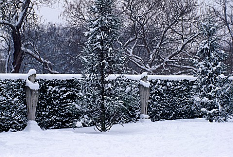 SNOW_COVERS_STATUES_IN_THE_GARDEN_AT_CHISWICK_HOUSE__LONDON