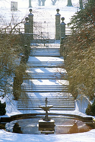 SNOW_COVERS_THE_ORNAMENTAL_POOL_AND_STONE_STEPS_AT_CORNWELL_MANOR__OXFORDSHIRE