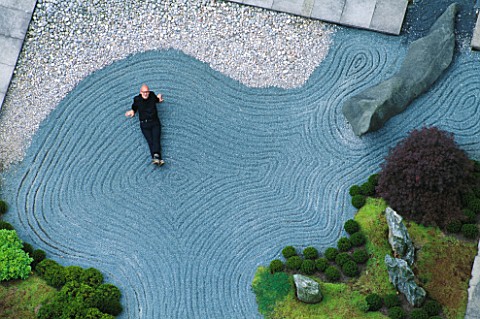 TONY_HEYWOOD_LIES_IN_RAKED_GRAVEL_IN_THE_SWIMMER__A_JAPANESE_INSPIRED_LANDSCAPE_BY_TONY_HEYWOOD_OF_C