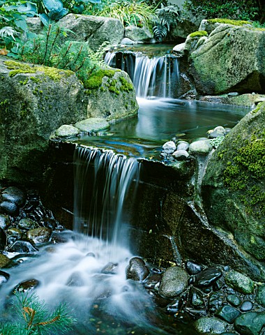WATERFALL_IN_THE_WOODLAND_GARDEN_DESIGNERS_ILGA_JANSONS_AND_MIKE_DRYFOOS