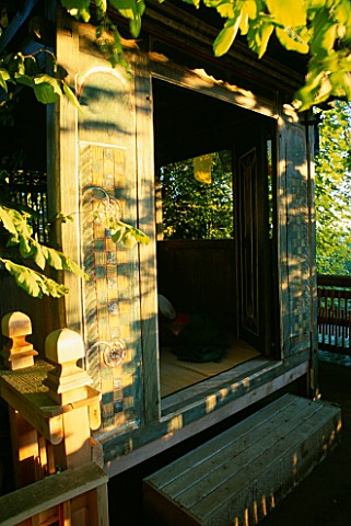 THE_TREE_HOUSE_IN_THE_WOODLAND_DESIGNERS_ILGA_JANSONS_AND_MIKE_DRYFOOS__SEATTLE__USA
