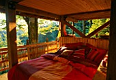 AN OUTDOOR BED IN THE THE MULTI STOREY TREE HOUSE IN THE WOODLAND. DESIGNERS: ILGA JANSONS AND MIKE DRYFOOS  SEATTLE  USA