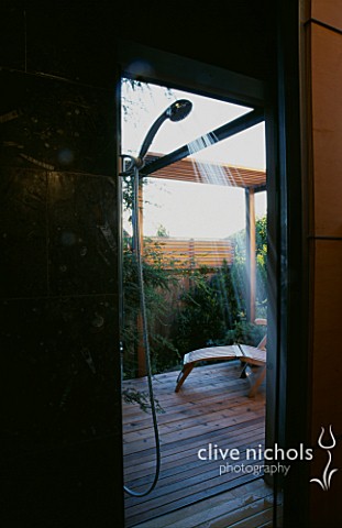 THE_OUTDOOR_SHOWER_SEEN_FROM_INSIDE_THE_HOUSE_DESIGNED_BY_BOB_SWAIN__SEATTLE__USA