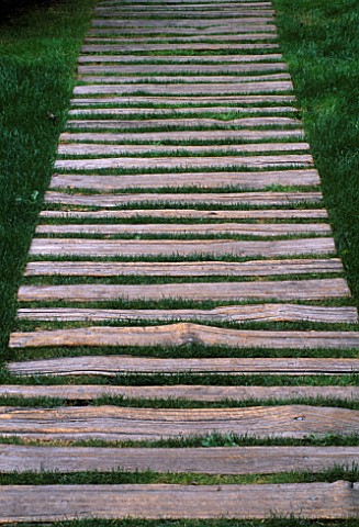 DETAIL_OF_WOODEN_PATH_AND_LAWN_DESIGNER_BOB_SWAIN__SEATTLE__USA
