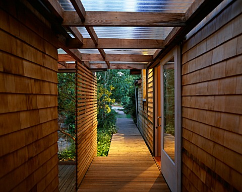 VIEW_FROM_THE_HOUSE_ALONG_DECKING_TO_THE_ROAD_DESIGNER_BOB_SWAIN__SEATTLE__USA