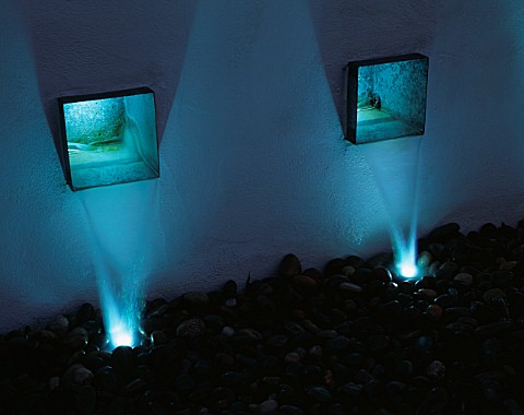WHITE_WATER_FEATURE_ON_ROOF_GARDEN_WITH_PEBBLES_AND_FIBRE_OPTIC_LIGHTS_DESIGNERS_PATRICK_WYNNIAT__HU