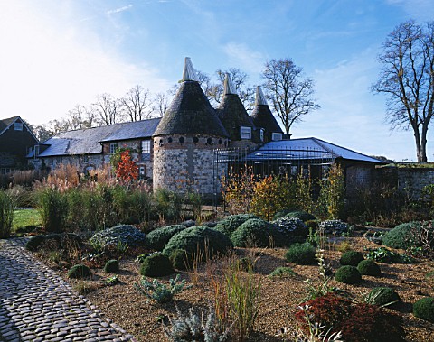 AUTUMN_COLOUR_WITH_THE_GRAVEL_GARDEN_IN_THE_FOREGROUND_AND_OAST_HOUSES_BEHIND_BURY_COURT__SURREY
