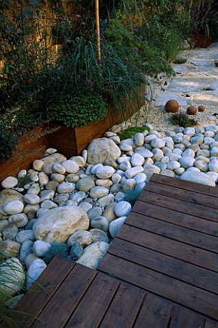 ROOF_GARDEN_WITH_BAMBOO_FENCING___WHITE_BOULDERS_AND_RED_CEDAR_DECKING_DESIGN_BY_ALISON_WEAR_ASSOCIA