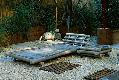ROOF_GARDEN_BARLEYCORN_GRAVEL_AND_BAMBOO_CHAIRS_DESIGN_BY_ALISON_WEAR_ASSOCIATES