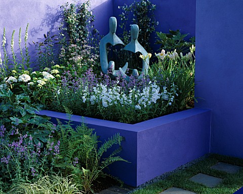 HAMPTON_COURT_2002_MERCEDES__BENZ_DESIGNER_JANE_MOONEY_BRIGHT_BLUE_WALL_AND_RAISED_BED_PLANTED_WITH_
