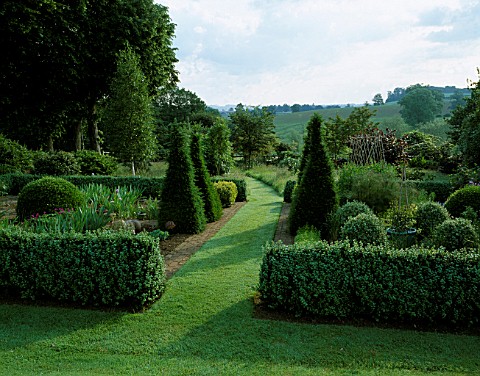 PETTIFERS_GARDEN__OXFORDSHIRE__DESIGNER_GINA_PRICE_THE_LOWER_PARTERRE_IN_SUMMER_WITH_THE_COUNTRYSIDE