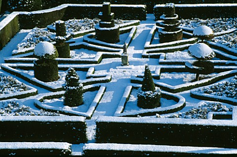 A_SNOW_COVERED_KNOT_GARDEN_AT_GREAT_FOSTERS__SURREY__PHOTOGRAPHED_FROM_THE_ROOF_OF_THE_HOTEL