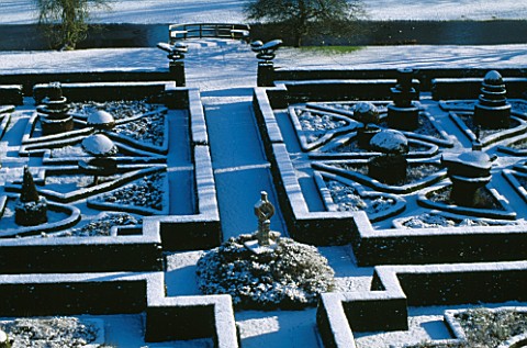 SNOW_COVERED_KNOT_GARDENS_AT_GREAT_FOSTERS__SURREY__PHOTOGRAPHED_FROM_THE_ROOF_OF_THE_HOTEL__WITH_TH