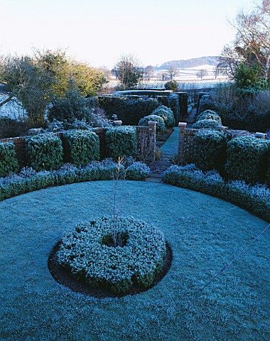 THE_LANCE_HATTATT_DESIGN_GARDEN_AT_ARROW_COTTAGE__HEREFORDSHIRE__COVERED_IN_FROST__VIEWED_FROM_THE_C