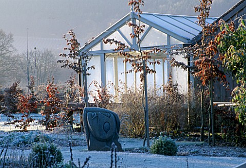 THE_CONSERVATORY_IN_WINTER_WITH_A_SCULPTURE_BY_HELEN_SINCLAIR_AT_THE_LANCE_HATTATT_DESIGN_GARDEN_AT_