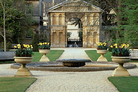 THE_OXFORD_BOTANIC_GARDEN_POOL_AND_FOUNTAIN_WITH_STONE_CONTAINERS_PLANTED_WITH_TULIPS__PANSIES_AND_M