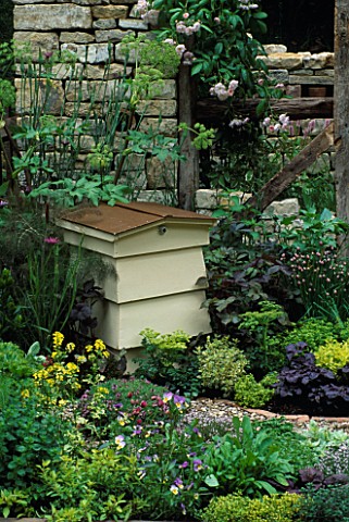 BEEHIVE_SURROUNDED_BY_HERBS_INCLUDING_ANGELICA_IN_THE_HERB_SOCIETYS_GARDEN__CHELSEA_2003_GARDEN_DESI