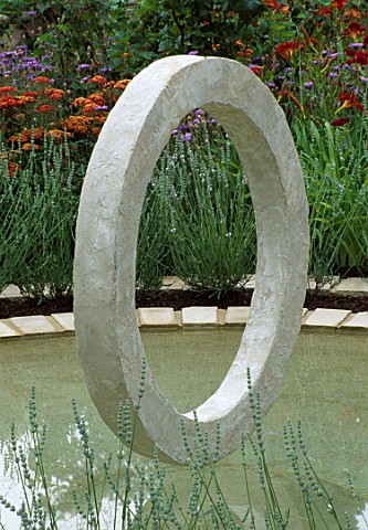 LOIRE_VALLEY_WINES__HAMPTON_COURT_2003_LIMESTONE_RING_SCULPTURE_IN_MIDDLE_OF_POOL