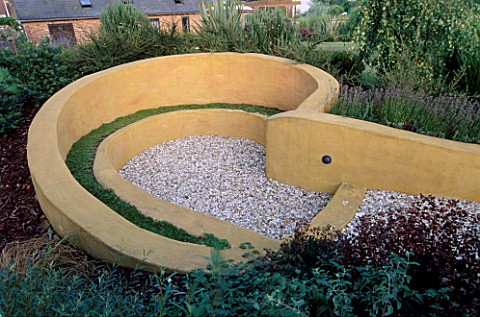 THE_SNAIL__A_GRAVEL_SEATING_AREA_MADE_FROM_RENDERED_CONCRETE_WITH_CAMOMILE_SEATS_FOR_FRAGRANCE_DESIG