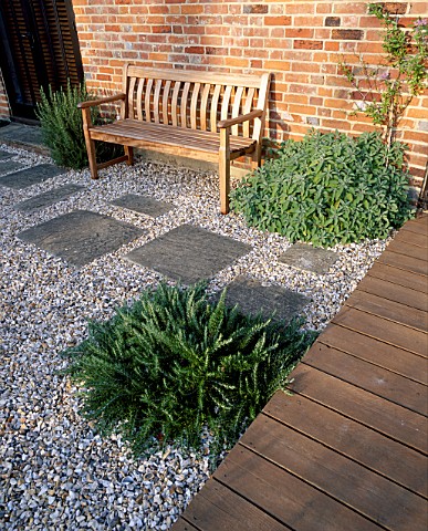 GRAVEL_GARDEN_BESIDE_THE_HOUSE_WITH_WOODEN_BENCH__WOODEN_DECKING_AND_STEPPING_STONES_DESIGNER_MARK_L