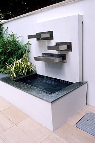 WATER_FEATURE_ON_ROOF_TERRACE_WITH_WHITE_WALLSDESIGNER_AMIR_SCHLEZINGER_MY_LANDSCAPES