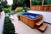 ROOF TERRACE WITH WOODEN PERGOLA  SUN LOUNGERS AND JACUZZI. DESIGN : AMIR SCHLEZINGER/ MY LANDSCAPES