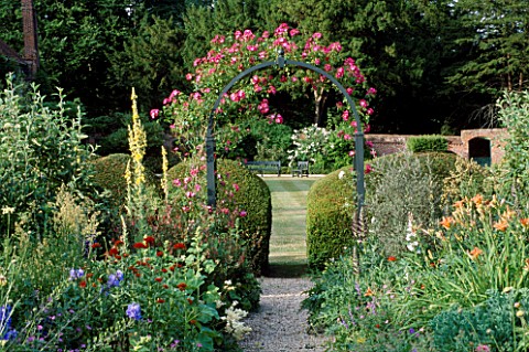 THE_PRIORY__BEECH_HILL__BERKSHIRE_THE_HERBACEOUS_BORDER_WITH_WOODEN_ARCH_PLANTED_WITH_AN_AMERICAN_PI