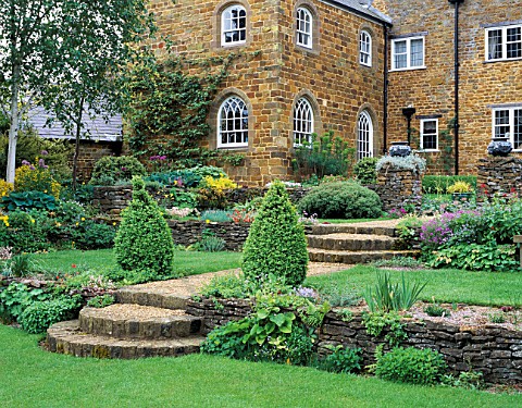 PETTIFERS__OXFORDSHIRE_THE_HOUSE_WITH_GRAVEL_PATH_AND_CLIPPED_TOPIARY