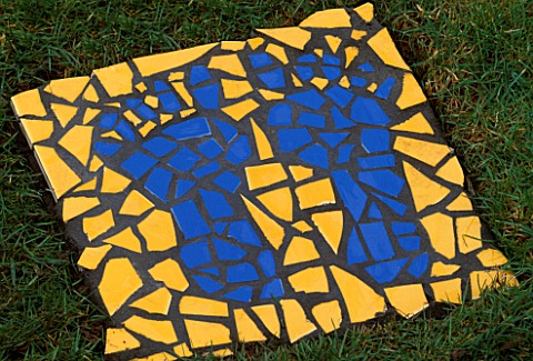 SUNDIAL_PROJECT_BY_CLARE_MATTHEWS_MOSAIC_PLAQUE_WITH_IMAGE_OF_FEET