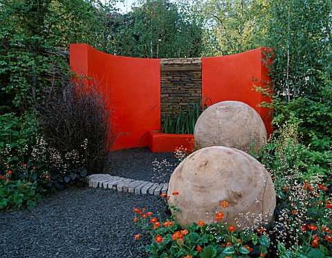 CHELSEA_2004_THE_MERGER_GARDEN_DESIGNED_BY_ANDREW_DUFF_SEMI_CIRCULAR_ORANGE_RENDERED_WALL_AND_WATER_