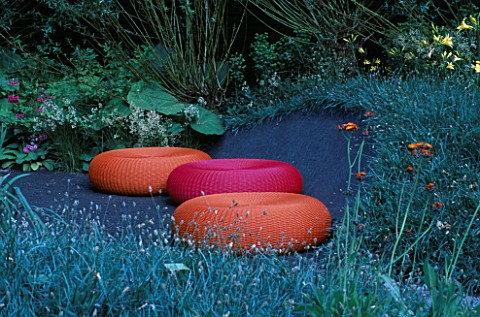 CHELSEA_2004_THE_MERRILL_LYNCH_GARDEN_DESIGNED_BY_DAN_PEARSON_PINK_AND_ORANGE_SEATS