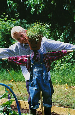 DESIGNER_CLARE_MATTHEWS_SCARECROW_PROJECT_BOY_WITH_SCARECROW_IN_POTAGER