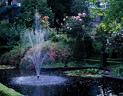 AMSTERDAM_PRIVATE_GARDEN_WITH_FOUNTAIN__POOL_AND_ROSES