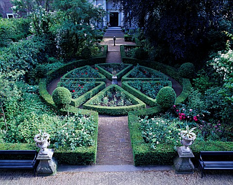 AMSTERDAM_PRIVATE_GARDEN__VIEW_ONTO_FORMAL_GADEN_WITH_CLIPPED_BOX__URNS_AND_SUNDIAL