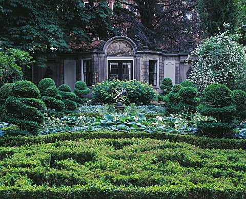 AMSTERDAM_PRIVATE_GARDEN_HERENGRACHT_476__FORMAL_GARDEN_WITH_SUNDIAL__BOX_TOPIARY_AND_HEDGING__HOSTA