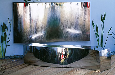 HAMPTON_COURT_2004_DAVES_PLACE_DESIGNER_KERRIE_JOHN_STAINLESS_STEEL_WAVE_BENCH_AND_WATER_WAVE_FEATUR