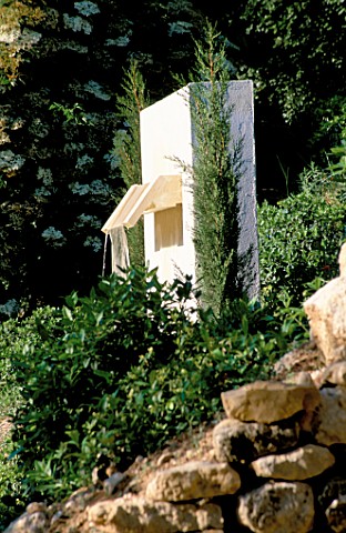 LA_CHABAUDE__FRANCE_DESIGNER__PHILIPPE_COTTET_MODERN_WATER_FEATURE_ON_HILLSIDE_WITH_STONE_WALL_IN_FO