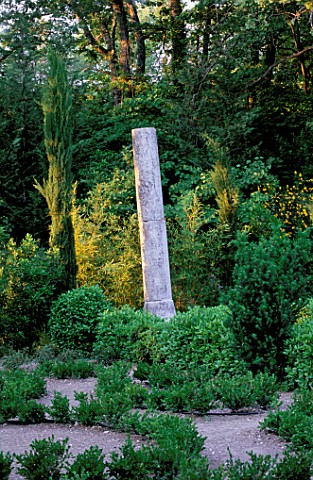 LA_CHABAUDE__FRANCE_DESIGNER__PHILIPPE_COTTET_THE_PARTERRE_WITH_STONE_COLUMN_FOCAL_POINT