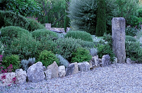 LA_CHABAUDE__FRANCE_DESIGNER__PHILIPPE_COTTET_GRAVEL_TERRACE_WITH_WOOD__STONE_BLOCKS_AND_CLIPPED_SHR