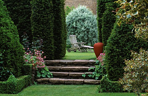 THE_ABBEY_HOUSE__WILTSHIRE_VIEW_OF_PARTERRE_WITH_CLIPPED_YEW__BOX_AND_HOLLY_AND_CERAMIC_SCULPTURE_DA