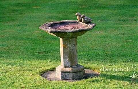 STONE_BIRD_BATH_WITH_TWO_DOVES__ST_MICHAELS_HOUSE__KENT