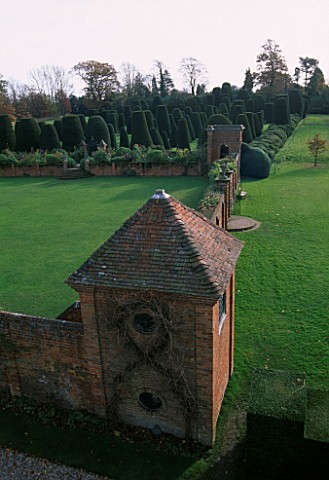 PACKWOOD_HOUSE__WARWICKSHIRETHE_TOPIARY_GARDEN_SEEN_FROM_THE_WALLED_GARDEN