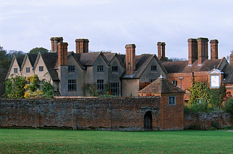 PACKWOOD_HOUSE__WARWICKSHIRE_THE_HOUSE_SEEN_FROM_THE_ROAD
